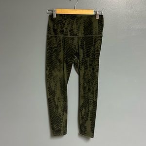 Evolution and Creation camo tie dyed green black leggings yoga pants medium